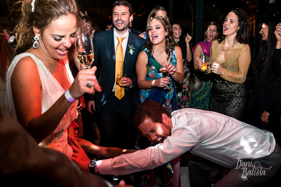 noivos dançando animados na festa de casamento em buzios