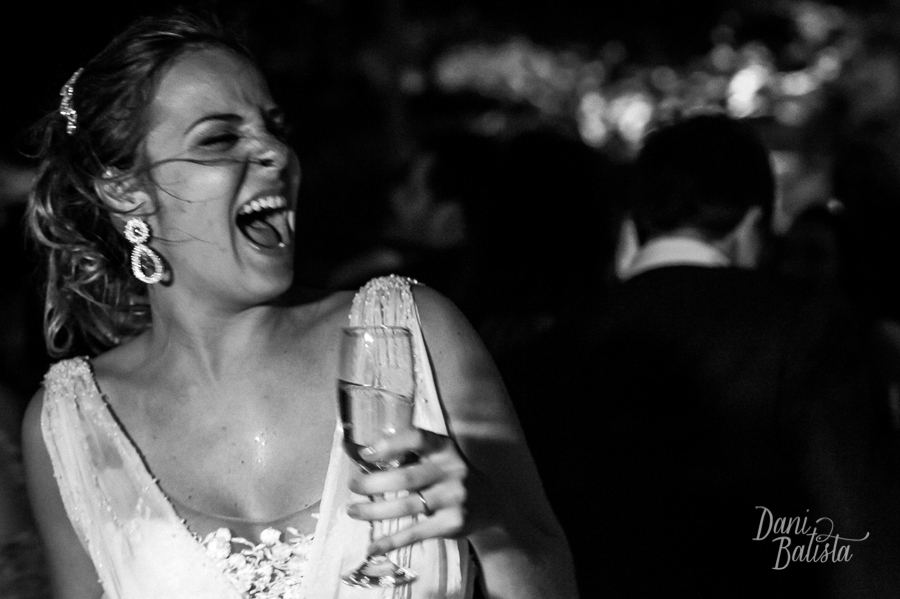 noiva animada bebendo durante casamento em buzios