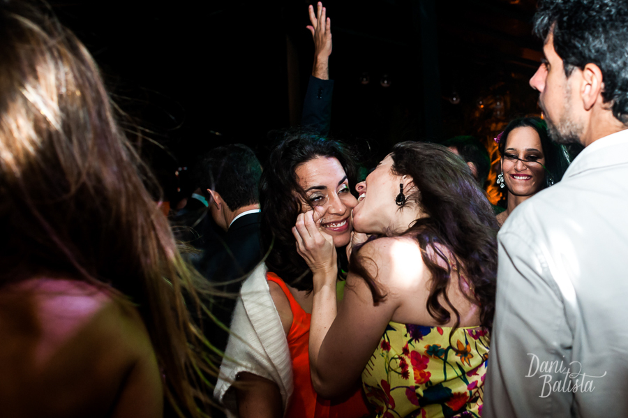 convidada mordendo a amiga durante festa de casamento em buzios