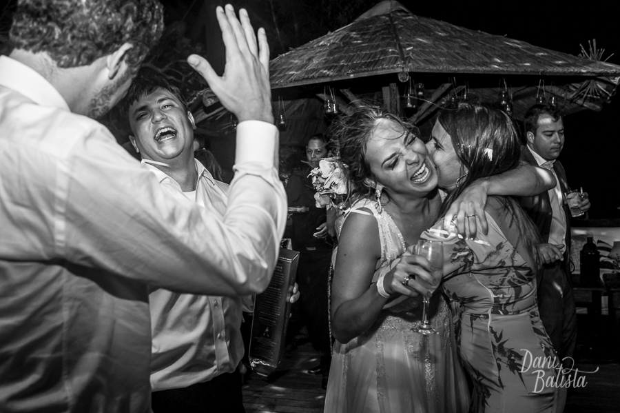 casais na hora do bouquet casamento diurno em buzios