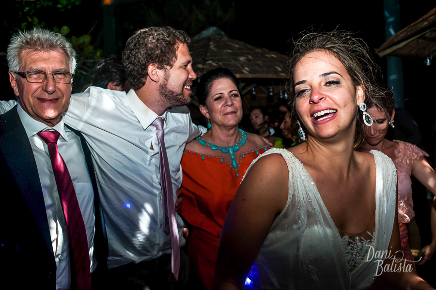 familia animada na pista de dança casamento em buzios