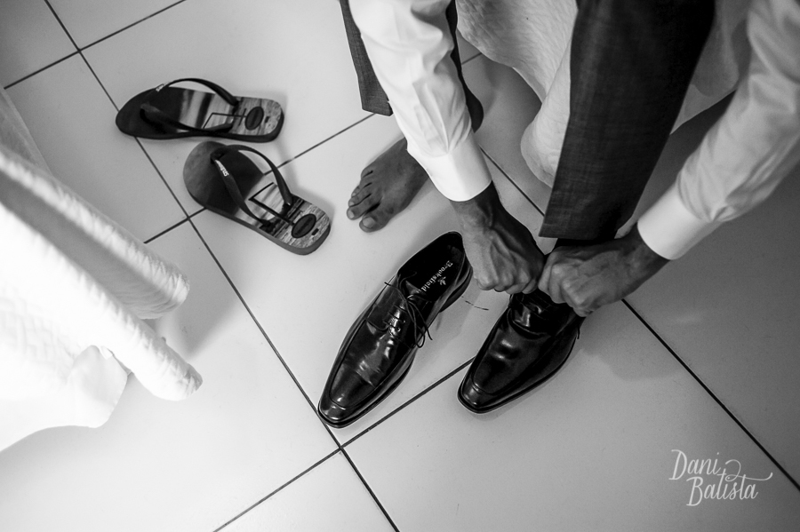 noivo colocando os sapatos para casamento em buzios