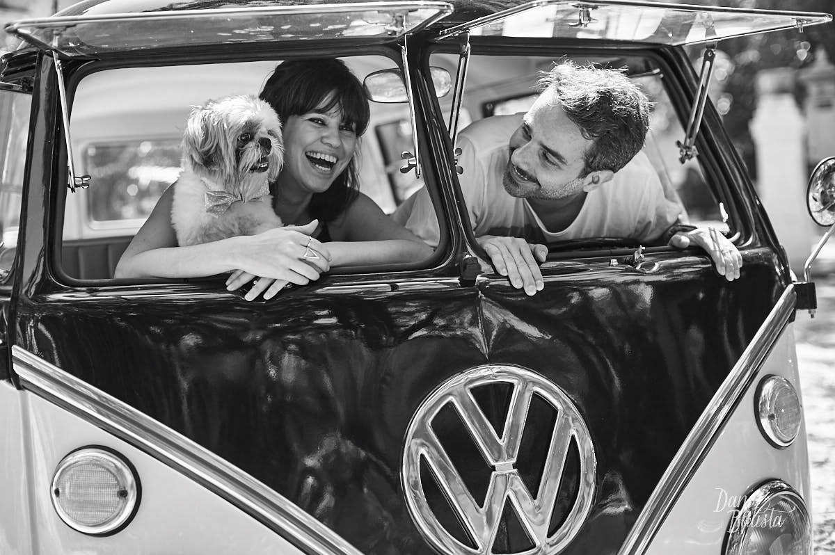 Cachorro durante ensaio fotográfico de casal no largo do boticário