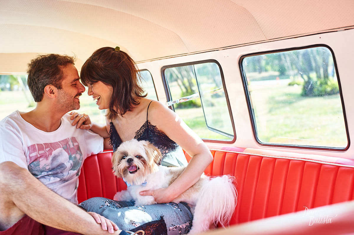Casal na kombi vintage durante Ensaio Fotografico