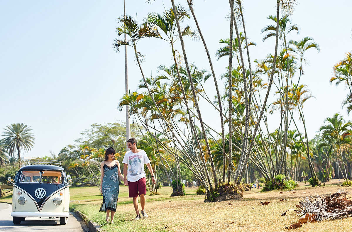 Casal durante Ensaio Fotografico no Rio de Janeiro com kombi vintage ao fundo