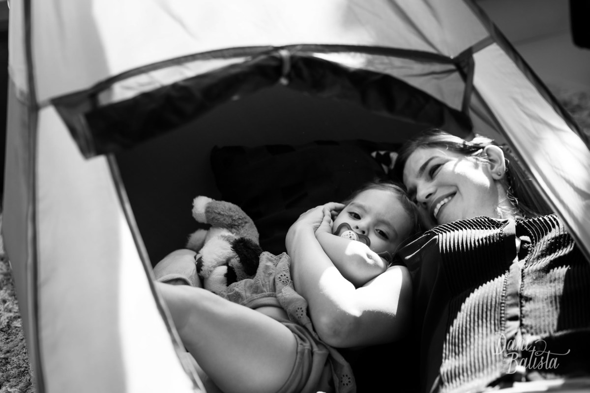 mãe brincando com a filha durante Ensaio de Família em casa