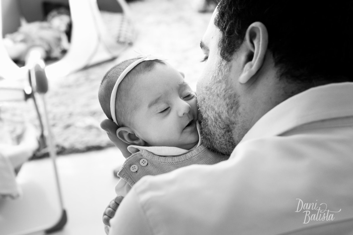 pai beijando a filha durante Ensaio de Família em casa