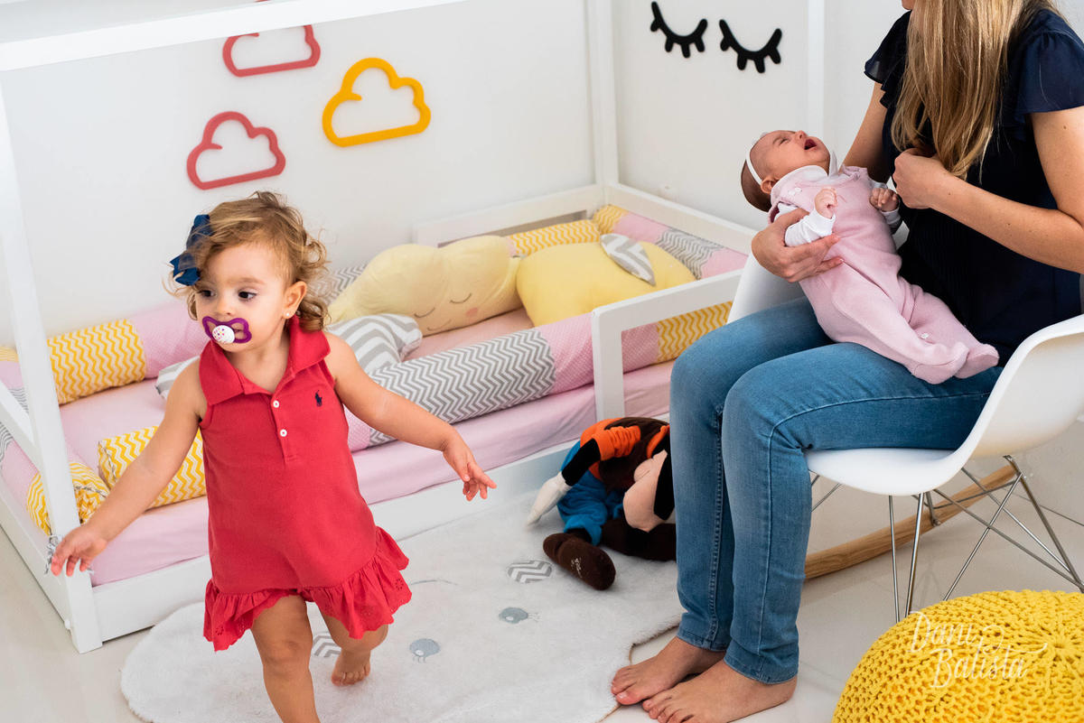 hora da amamentação durante Ensaio de Família em casa