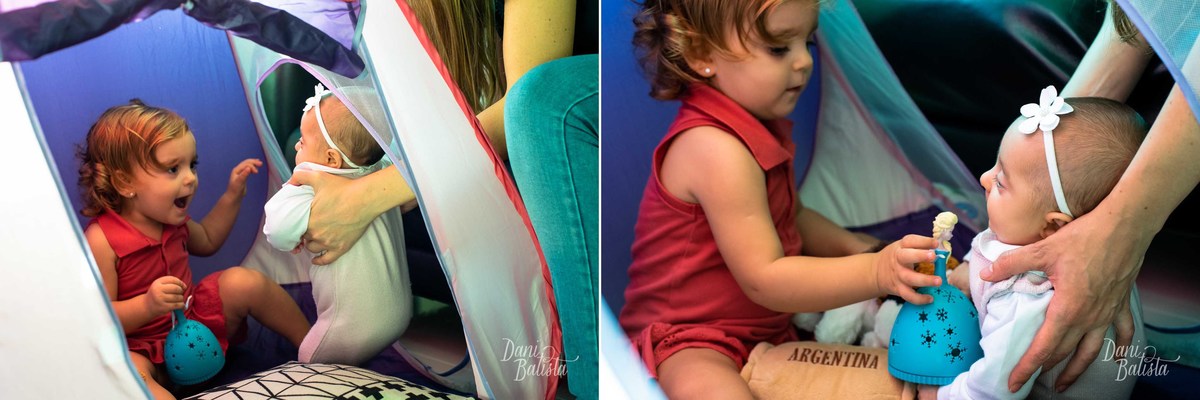filhas se divertindo durante Ensaio de Família em casa