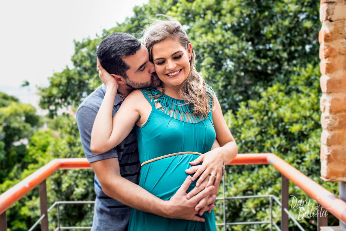 casal durante ensaio de gestante parque das ruinas rio de janeiro