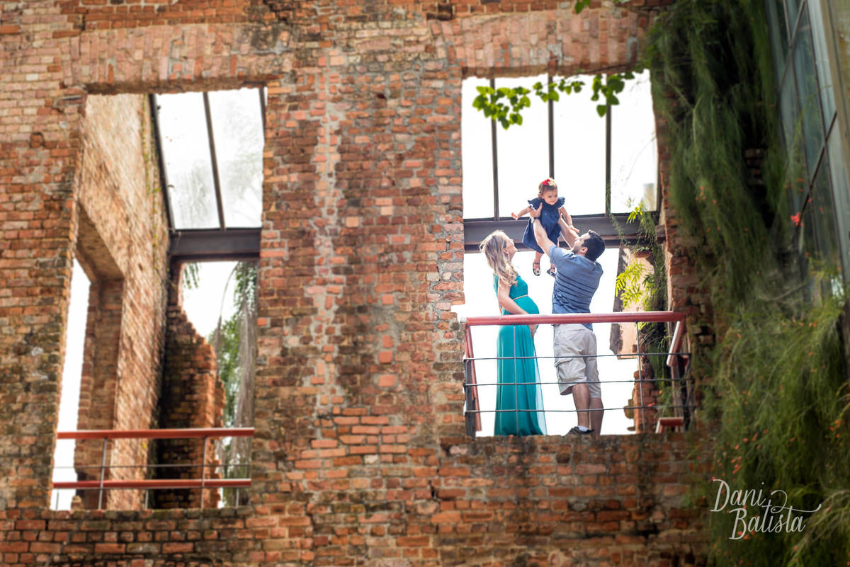 familia durante ensaio de gestante parque das ruinas