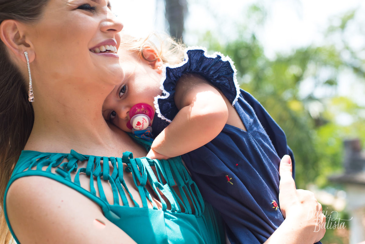 bebê alice cansada depois ensaio de gestante
