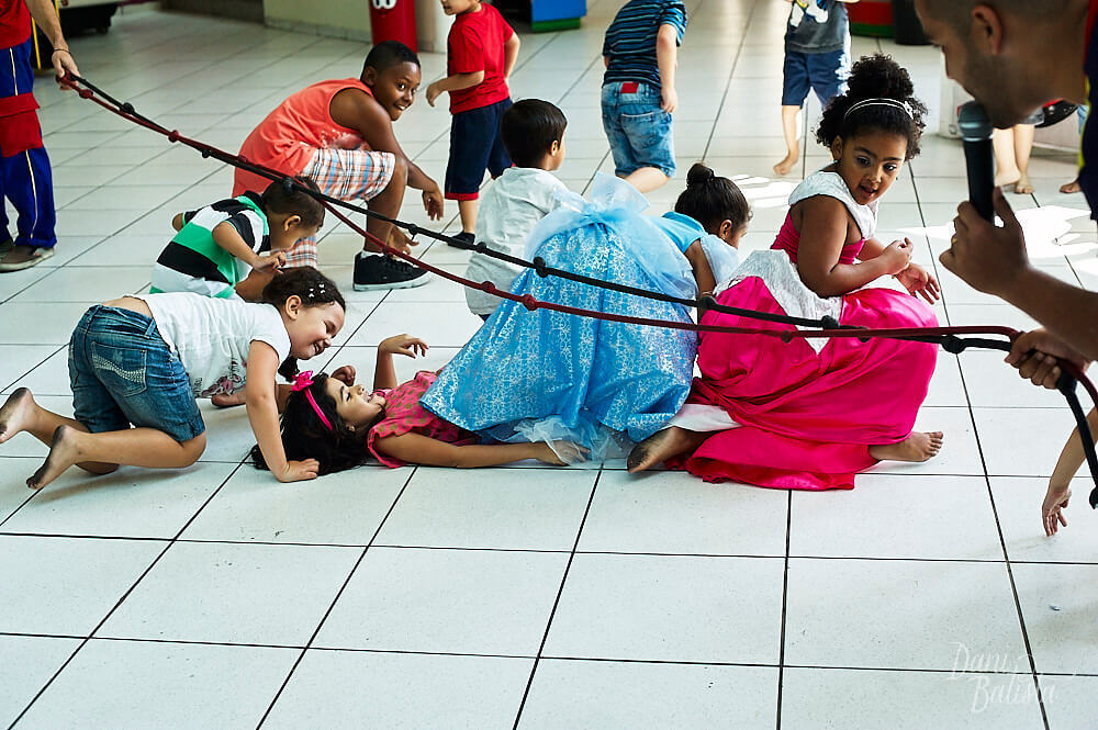 crianças brincando em aniversario infantil rio de janeiro