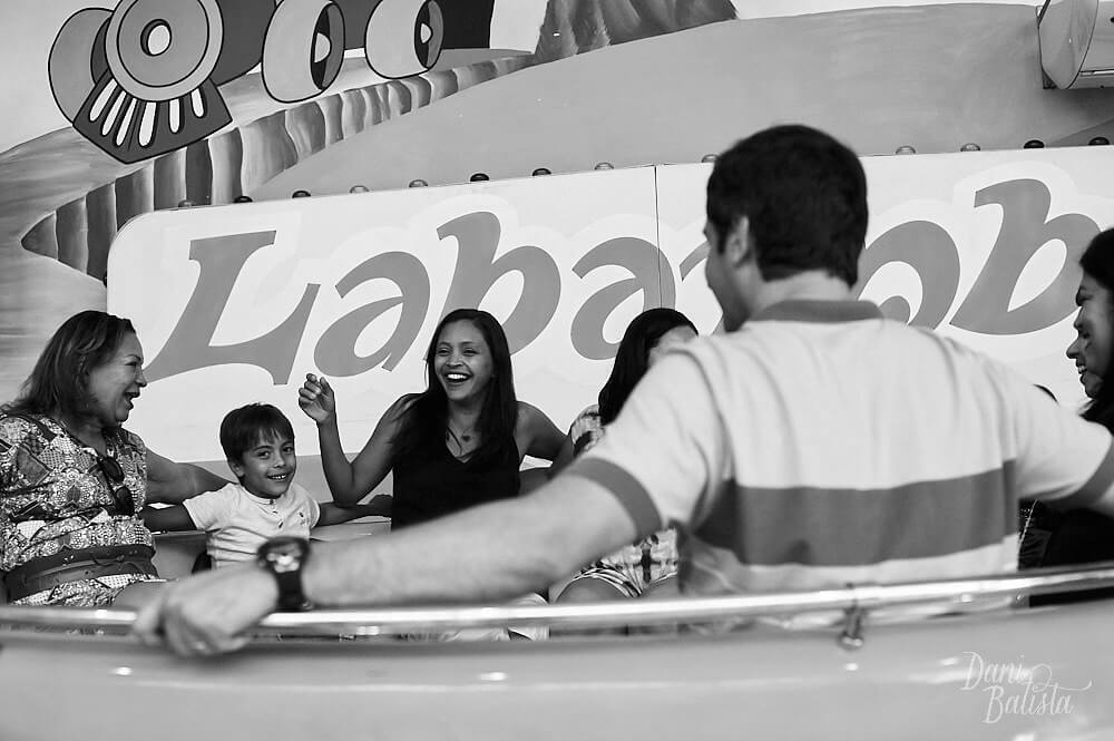 adultos brincando em aniversario infantil