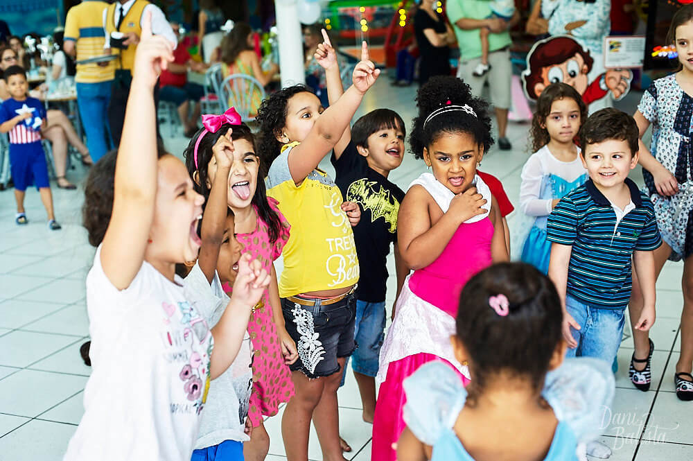 crianças brincando em aniversario infantil