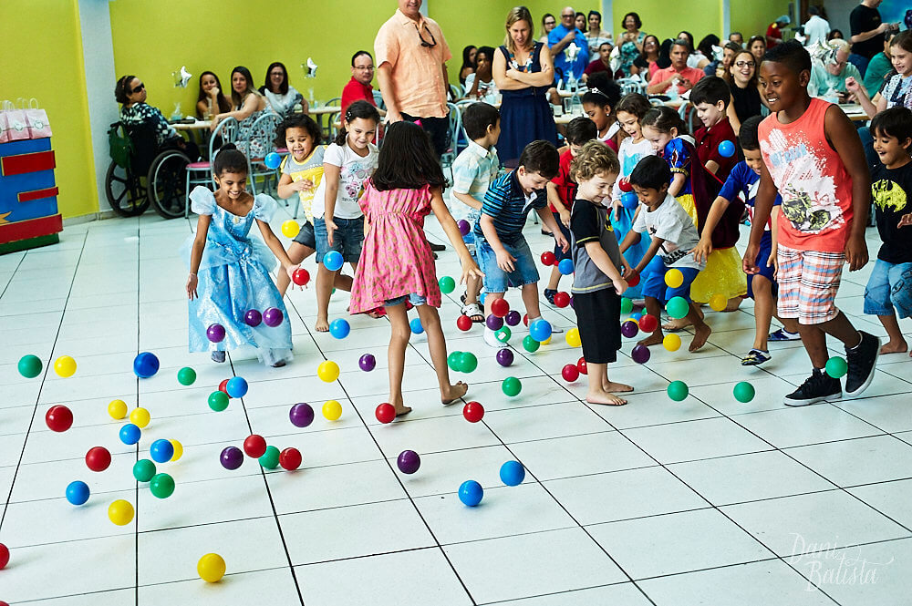 crianças brincando em aniversario infantil meier