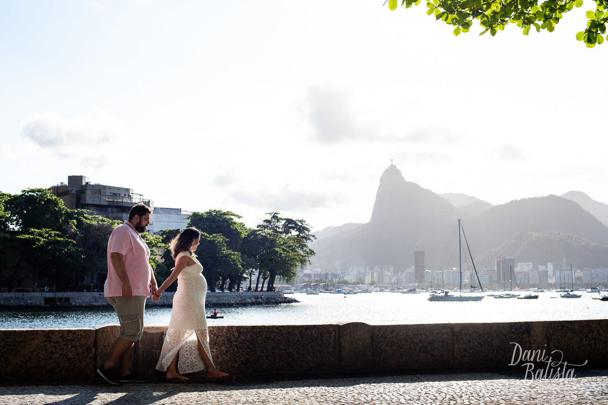 ensaio fotográfico de gestante no por do sol na mureta da urca
