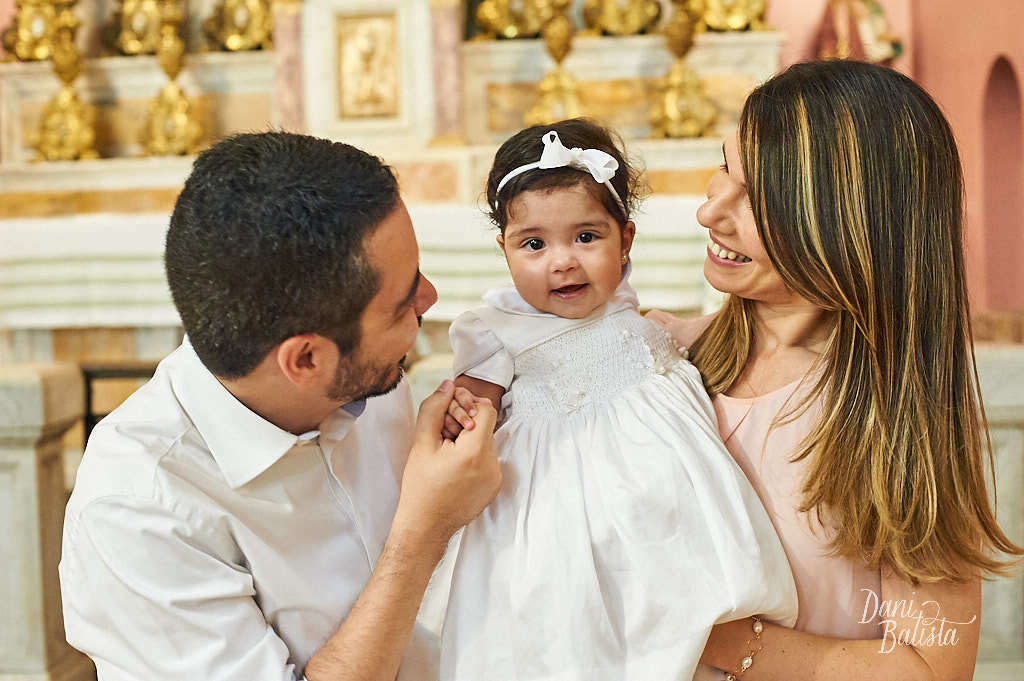 pais e filha batizado basilica santa teresinha