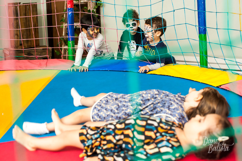 criancas deitadas no pula pula aniversario infantil