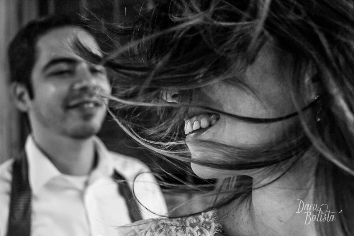 Noivos se divertindo durante Ensaio Fotográfico Pós Casamento