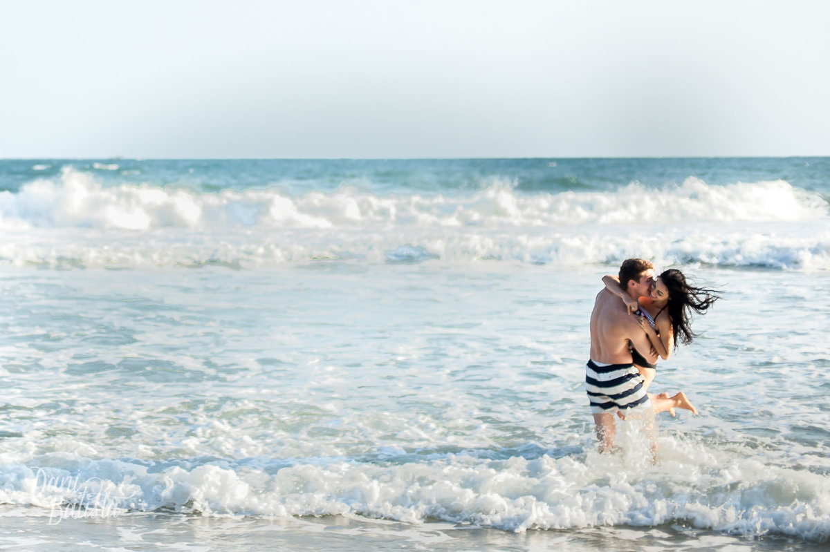 casal na água ensaio pre casamento  na praia grumari