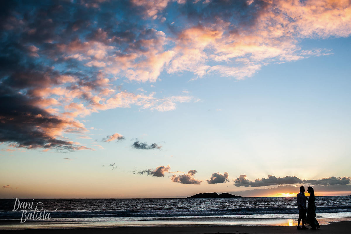 ensaio fotografico de casal no amanhecer praia dos ingleses