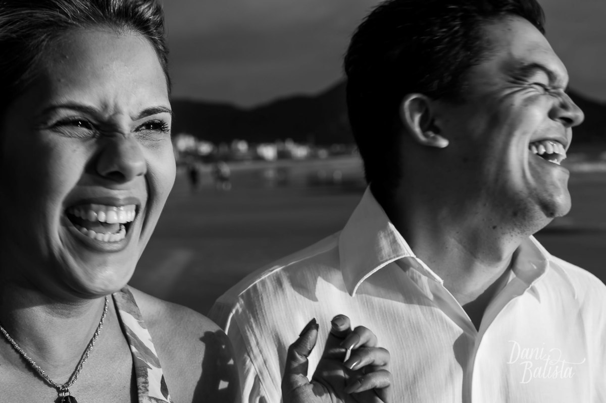 casal se divertindo no ensaio fotografico praia dos ingleses