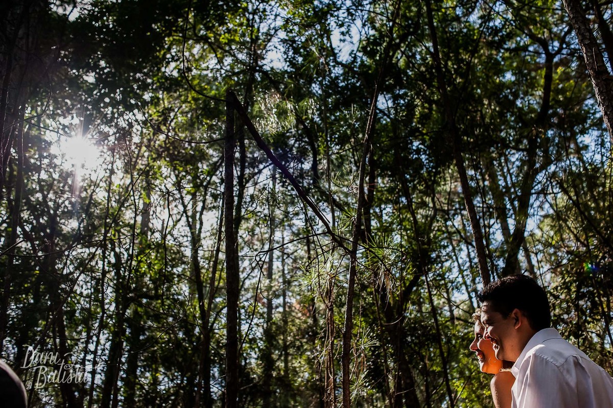 sol no rosto do casal durante ensaio fotografico em florianopolis