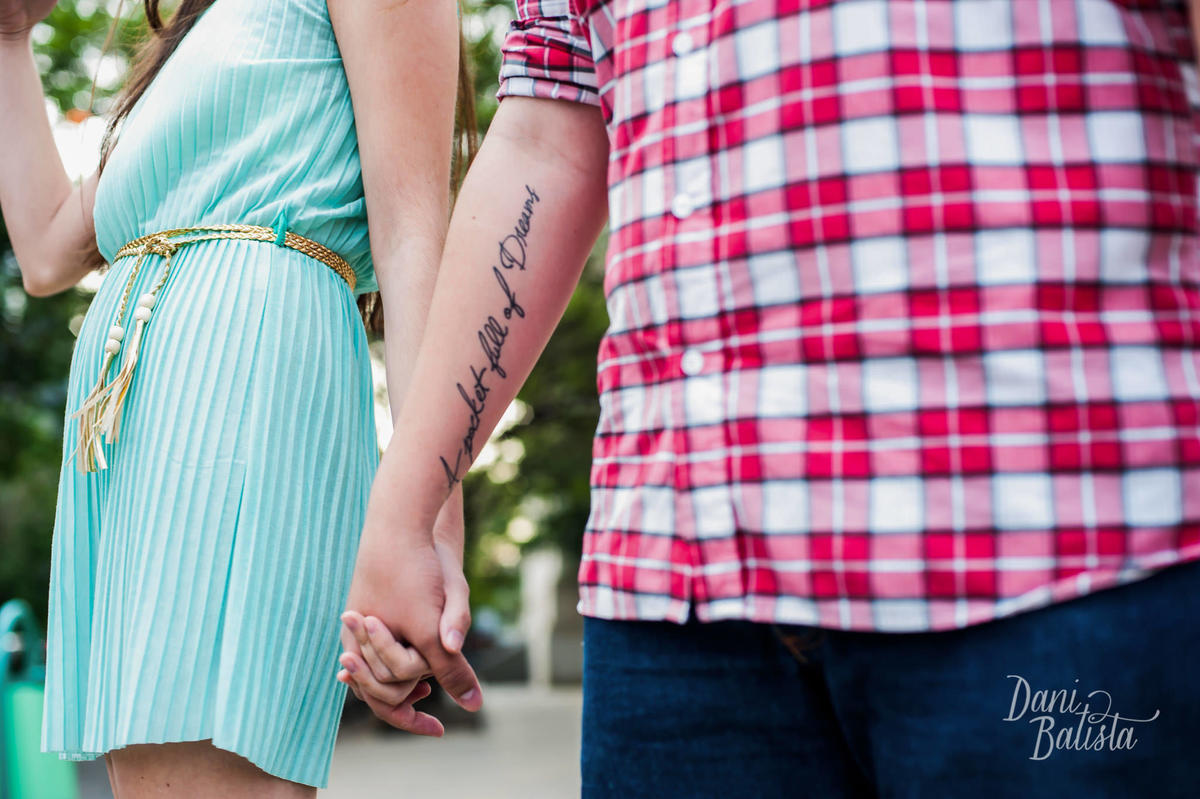 detalhe casal de mãos dadas ensaio casal