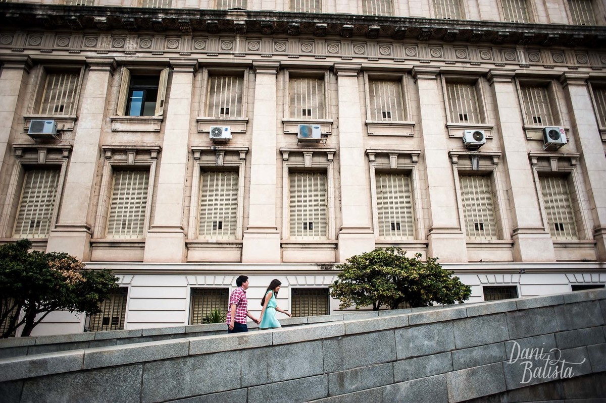 casal caminhando durante ensaio em cordoba