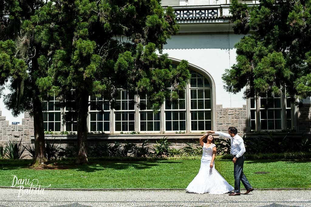 casal dançando durante ensaio pós casamento ao ar livre