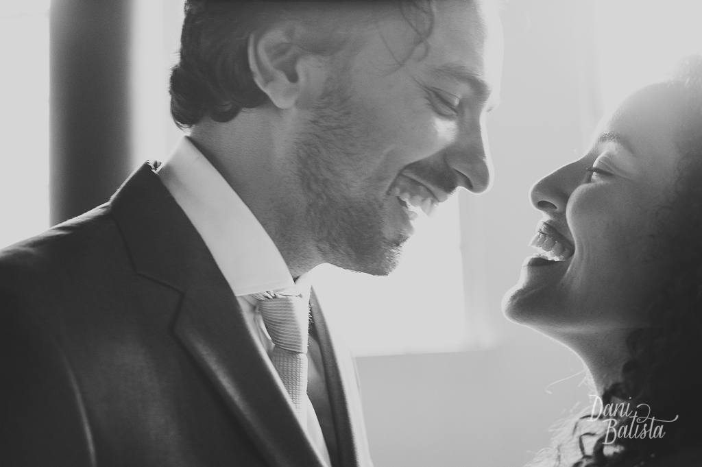 casal apaixonado durante ensaio pós casamento no quitandinha