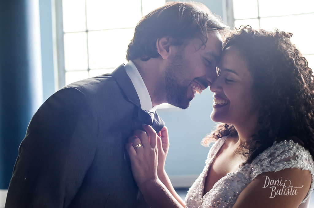casal namorando durante ensaio pós casamento no quitandinha