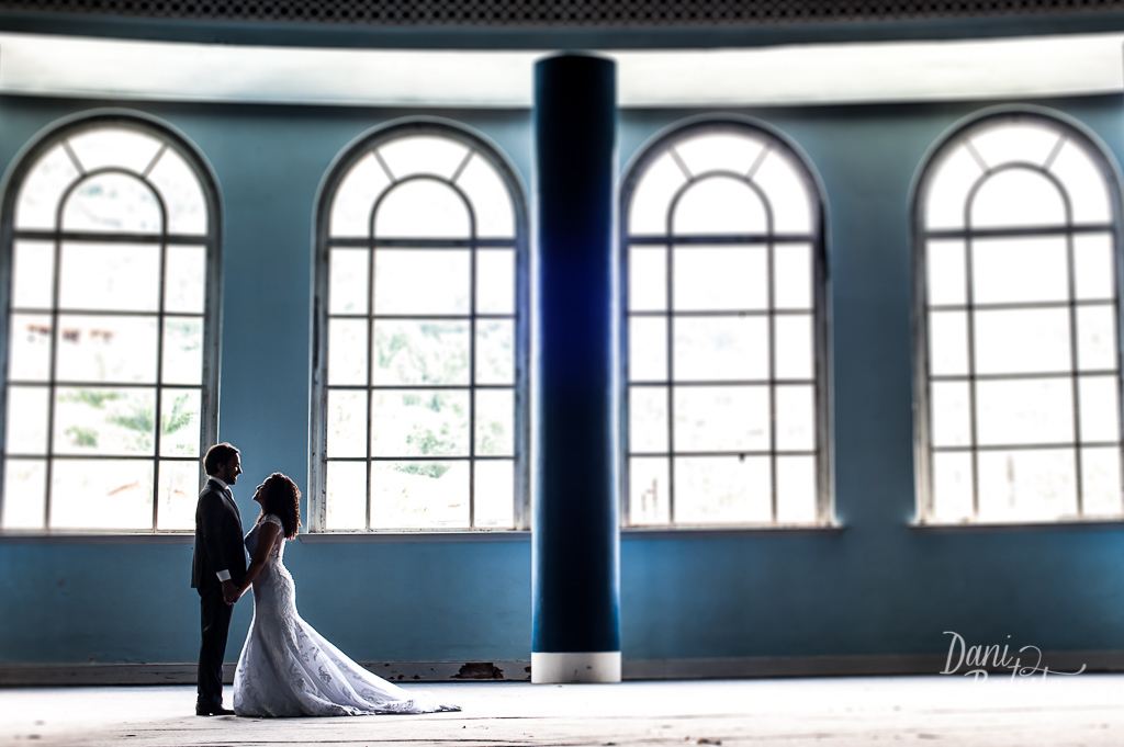 casal posando durante ensaio pós casamento no palacio quitandinha