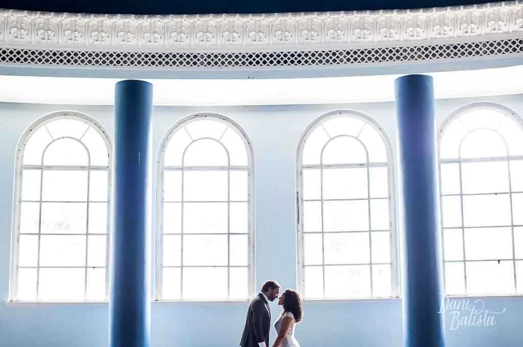 casal durante ensaio pós casamento no palacio quitandinha
