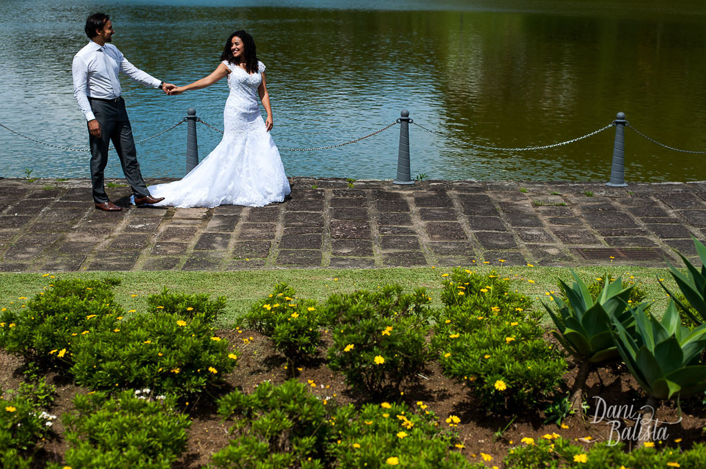 casal caminhando no lago durante ensaio pós casamento