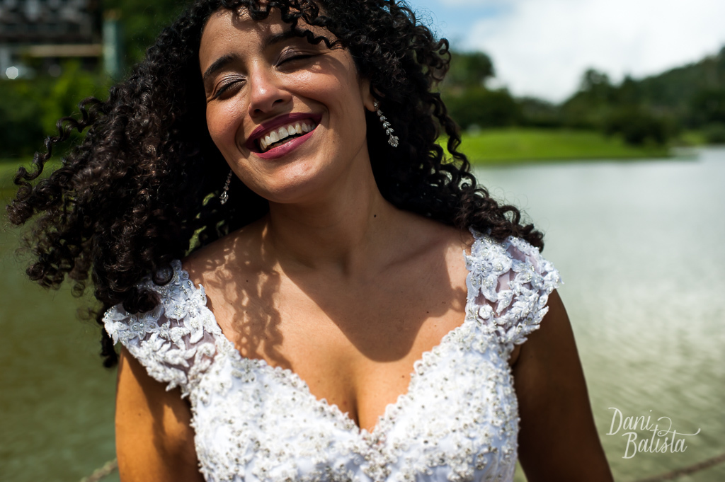 noiva rindo durante ensaio pós casamento