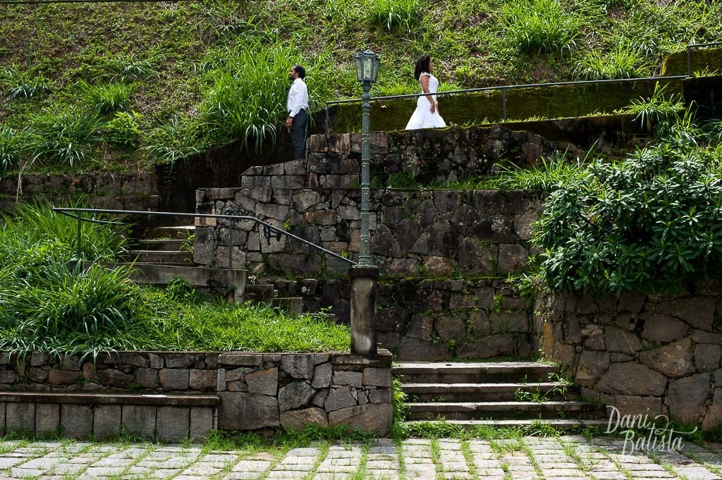 casal posando durante ensaio pós casamento ao ar livre