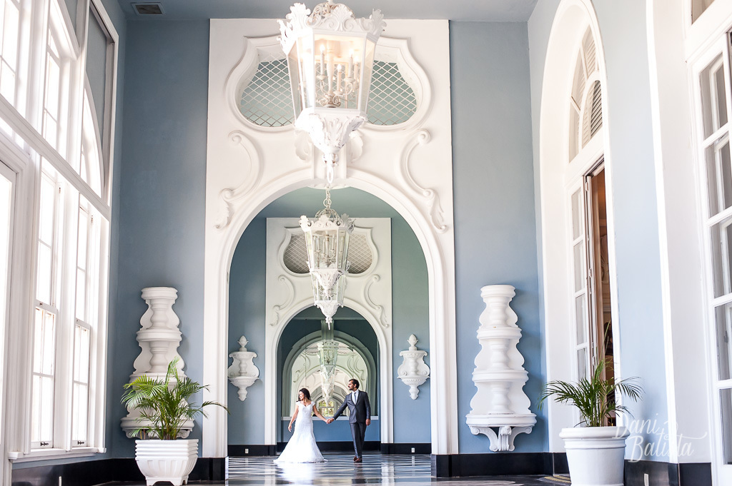 casal caminhando durante ensaio pós casamento dentro do palacio quitandinha
