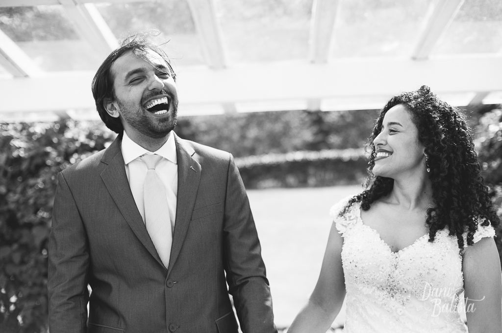 casal rindo durante ensaio pós casamento no quitandinha