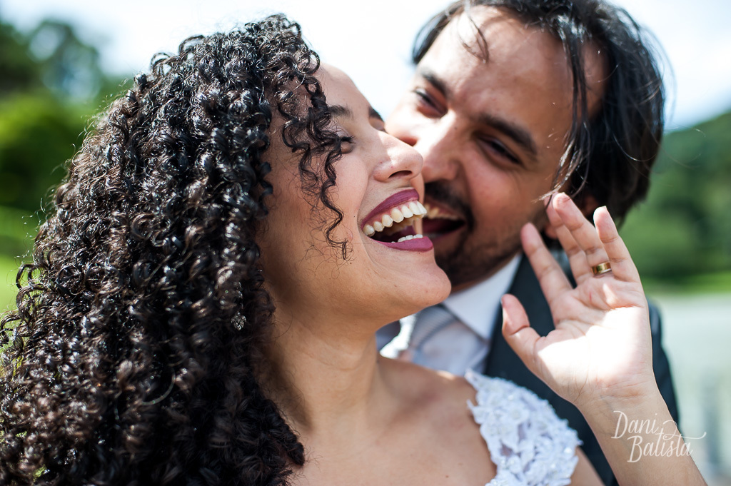 casal rindo durante ensaio pós casamento