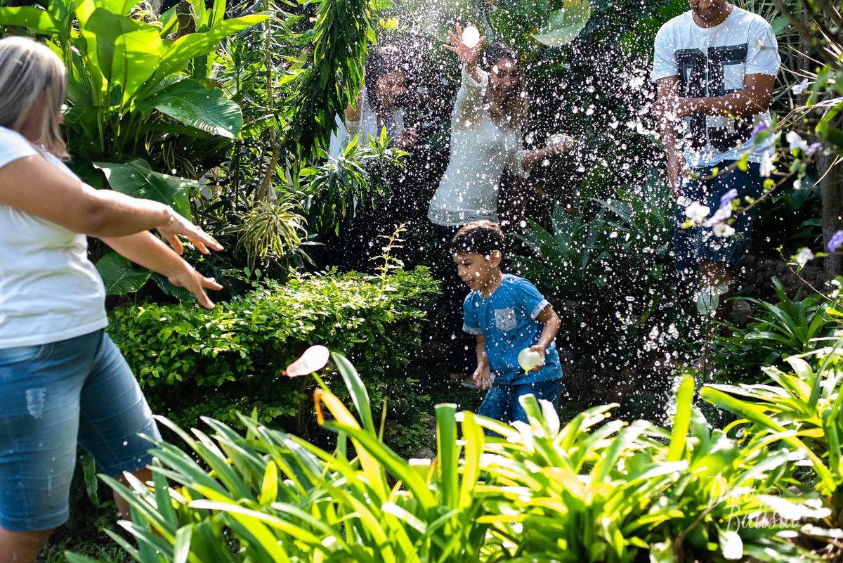 familia se divertindo com agua durante ensaio de fotos em casa em niteroi