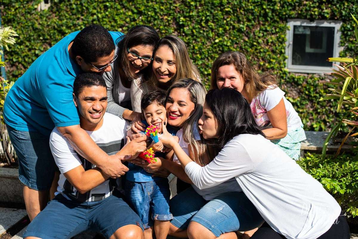 familia reunida durante ensaio fotografico de familia em casa