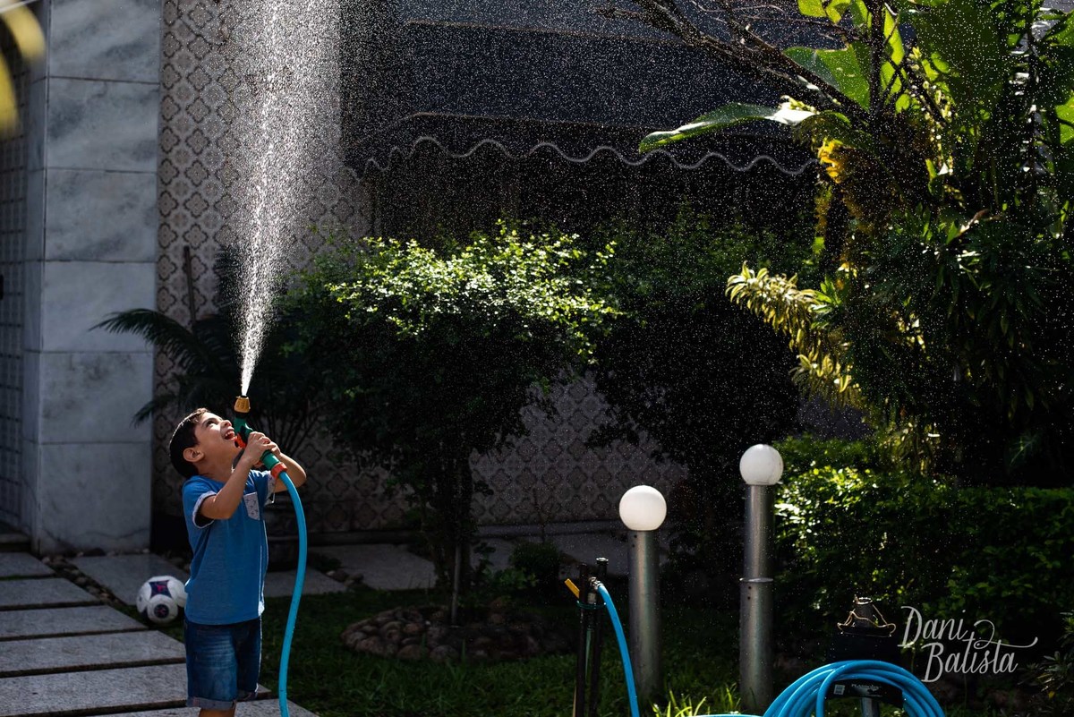 brincando com mangueira durante ensaio de fotos