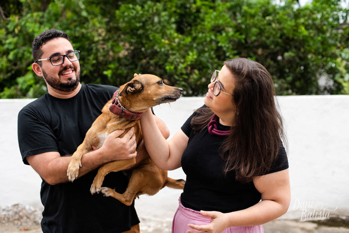 Casal com o pet durante Ensaio de Casal em Casa