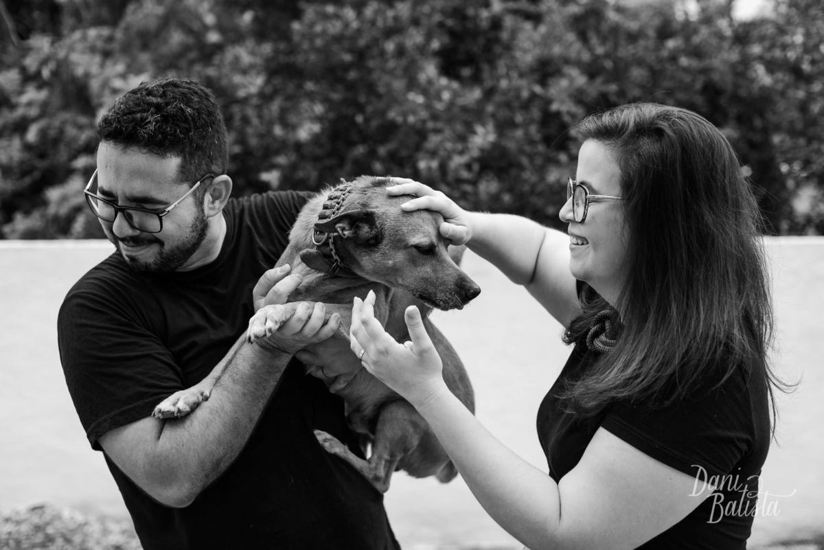 Casal se divertindo o cachorro durante Ensaio de Casal em Casa