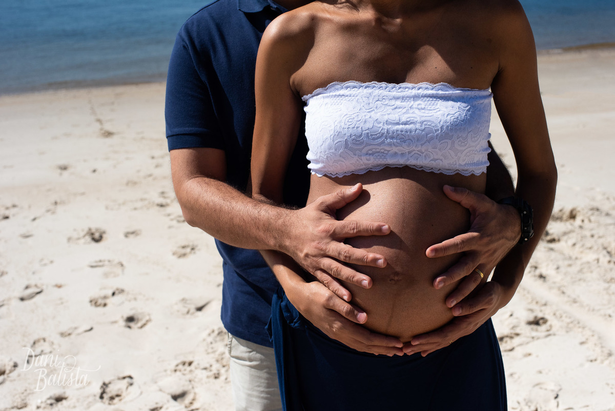 detalhe mãos na barriga ensaio fotografico de gestante na praia em niteroi