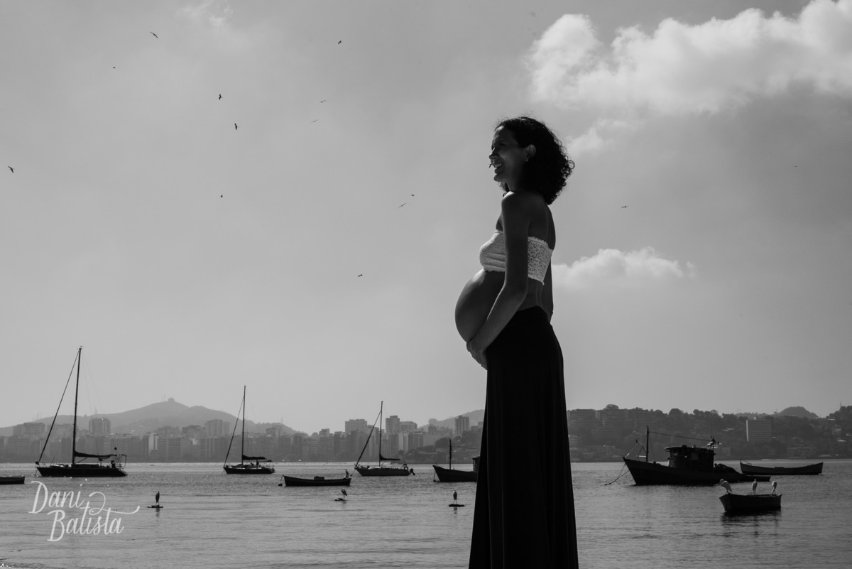 silhueta gestante na praia em niteroi