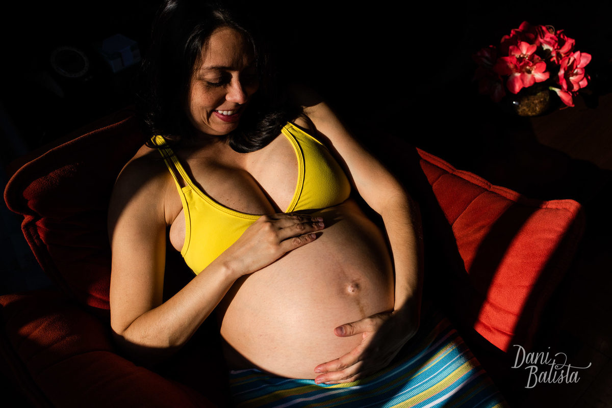 foto de Gestante em Casa fazendo carinho na barriga
