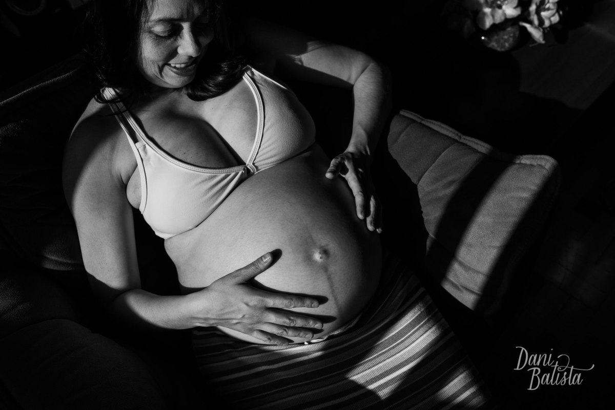 fotografia de Gestante em Casa sombra e luz